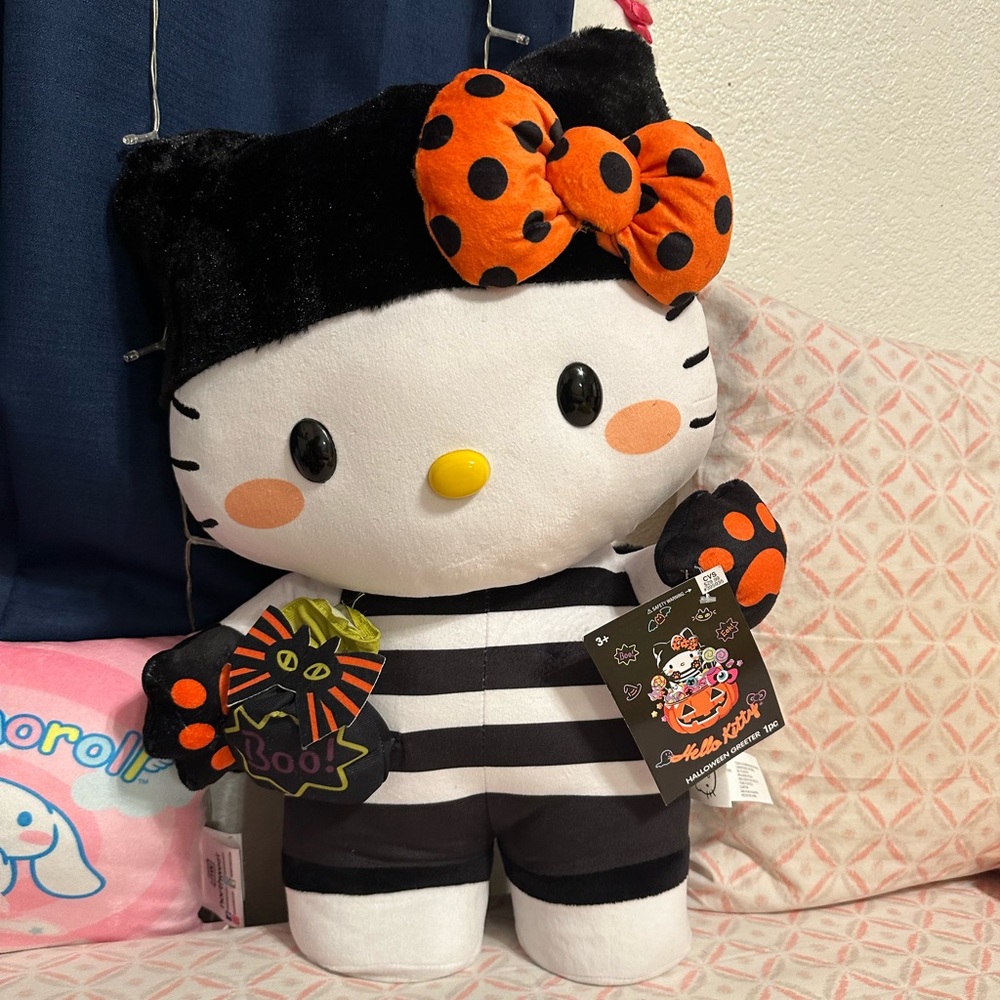 Hello kitty 2023 Halloween greeter 🧡